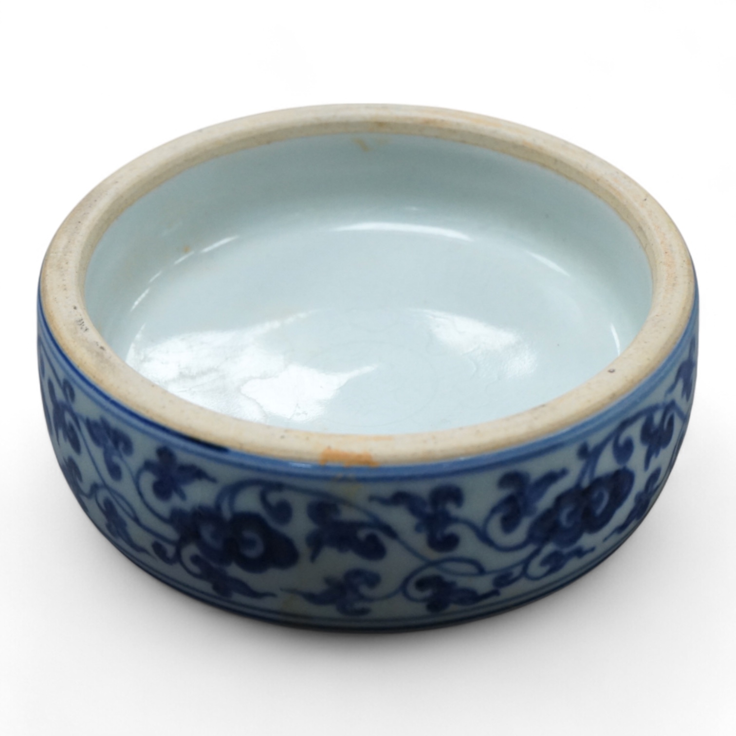 A shallow Chinese blue and white bowl, 13.5cm diameter